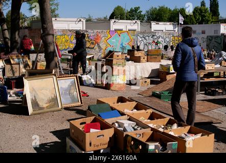 Berlino, Germania. 21 aprile 2024. 21.04.2024, Berlino. La gente cammina attraverso il mercato delle pulci di Mauerpark. In un unico stand, tutti i tipi di articoli sono in vendita in scatole di cartone. Credito: Wolfram Steinberg/dpa credito: Wolfram Steinberg/dpa/Alamy Live News Foto Stock