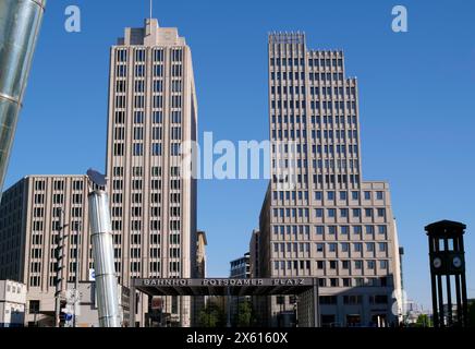 Berlino, Germania. 21 aprile 2024. 21.04.2024, Berlino. Gli alti edifici del Ritz-Carlton Hotel a Potsdamer Platz. Credito: Wolfram Steinberg/dpa credito: Wolfram Steinberg/dpa/Alamy Live News Foto Stock