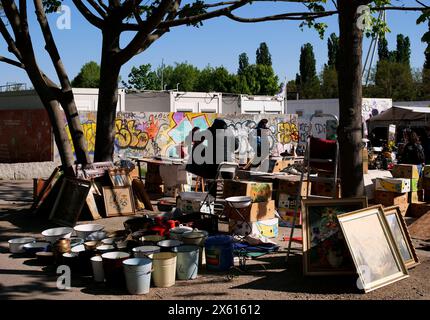 Berlino, Germania. 21 aprile 2024. 21.04.2024, Berlino. La gente cammina attraverso il mercato delle pulci di Mauerpark. In un unico stand, tutti i tipi di articoli sono in vendita in scatole di cartone. Credito: Wolfram Steinberg/dpa credito: Wolfram Steinberg/dpa/Alamy Live News Foto Stock