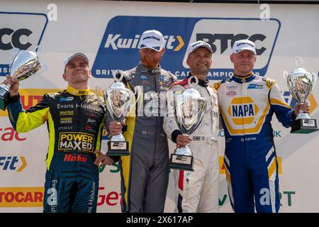 Longfield, Inghilterra, Regno Unito. 12 maggio 2024. Colin Turkington Winner con Josh Cook 66 e Ash Sutton 1 podio con Aron Taylor-Smith Independant Winner Round 4 Brands Hatch Indy durante il BTCC British Touring Car Championship a Brands Hatch Indy, Longfield, Inghilterra il 12 maggio 2024. Foto di Chris Williams. Solo per uso editoriale, licenza richiesta per uso commerciale. Non utilizzare in scommesse, giochi o pubblicazioni di singoli club/campionato/giocatori. Crediti: UK Sports Pics Ltd/Alamy Live News crediti: UK Sports Pics Ltd/Alamy Live News Foto Stock