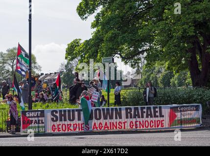 Newcastle upon Tyne, 11 maggio 2024, manifestanti su Barrack Road protestano contro il conflitto israelo-palestinese e la loro percievata pregiudizi della BBC e di altri media. Foto Stock