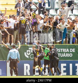 Tondela, Tondela, Stati Uniti. 12 maggio 2024. Tondela (PT), 05/12/2024 - LIGA/PORTUGAL/CD TONDELA/CD NACIONAL Ã¢â‚¬' CD NACIONAL Players festeggiano la vittoria della squadra dopo la partita tra CD Tondela e CD Nacional, valida per la 33a prova della Liga Portugal Sabseg, tenutasi allo Stadio Joao Cardoso, a Tondela, questa domenica mattina (12) (Credit Image: © Alexandre Gomes/TheNEWS2 via ZUMA Press Wire) SOLO PER USO EDITORIALE! Non per USO commerciale! Foto Stock