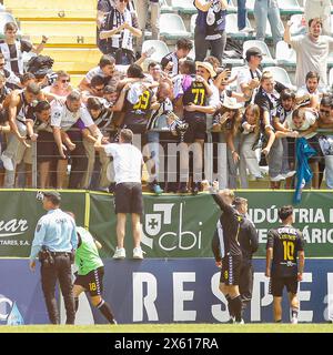 Tondela, Tondela, Stati Uniti. 12 maggio 2024. Tondela (PT), 05/12/2024 - LIGA/PORTUGAL/CD TONDELA/CD NACIONAL Ã¢â‚¬' CD NACIONAL Players festeggiano la vittoria della squadra dopo la partita tra CD Tondela e CD Nacional, valida per la 33a prova della Liga Portugal Sabseg, tenutasi allo Stadio Joao Cardoso, a Tondela, questa domenica mattina (12) (Credit Image: © Alexandre Gomes/TheNEWS2 via ZUMA Press Wire) SOLO PER USO EDITORIALE! Non per USO commerciale! Foto Stock