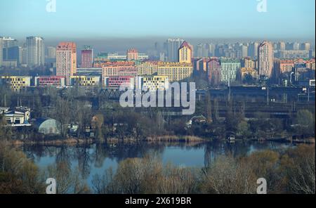 Kiev, Ucraina 27 marzo 2024: I camini fumano, inquinano l'aria nella città e peggiorano l'ambiente Foto Stock