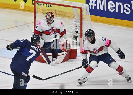 Praga, Repubblica Ceca. 12 maggio 2024. Finlandia - Gran Bretagna, gruppo Una partita del Campionato del mondo 2024 IIHF, a Praga, Repubblica Ceca, il 12 maggio 2024. Da sinistra Oliwer Kaski di Finlans, Ben Bowns di Gran Bretagna, Ben Lake di Gran Bretagna. Crediti: Vit Simanek/CTK Photo/Alamy Live News Foto Stock