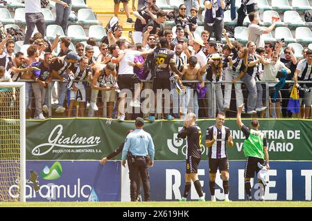 Tondela, Tondela, Stati Uniti. 12 maggio 2024. Tondela (PT), 05/12/2024 - LIGA/PORTUGAL/CD TONDELA/CD NACIONAL Ã¢â‚¬' CD NACIONAL Players festeggiano la vittoria della squadra dopo la partita tra CD Tondela e CD Nacional, valida per la 33a prova della Liga Portugal Sabseg, tenutasi allo Stadio Joao Cardoso, a Tondela, questa domenica mattina (12) (Credit Image: © Alexandre Gomes/TheNEWS2 via ZUMA Press Wire) SOLO PER USO EDITORIALE! Non per USO commerciale! Foto Stock