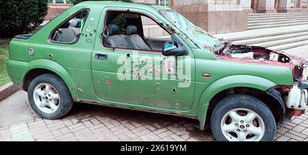 Kiev, Ucraina 15 marzo 2024: Un'auto con tracce di proiettili e schegge in mostra nel centro di Kiev per l'ispezione da parte dei cittadini Foto Stock