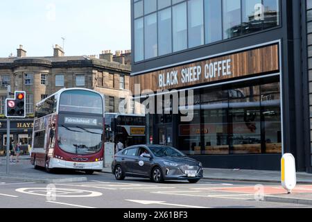 Edimburgo, Scozia, Regno Unito. 12 maggio 2024. Black Sheep Coffee annuncia la data di apertura del 14 maggio per una nuova posizione nel centro della citta' presso il sito di Haymarket GAP in riqualificazione di Haymarket Square. Parte di un'enorme espansione per il marchio che ha aperto 90 negozi in tutto il Regno Unito, di cui 40 aprono solo nel 2023. Crediti: Craig Brown/Alamy Live News Foto Stock