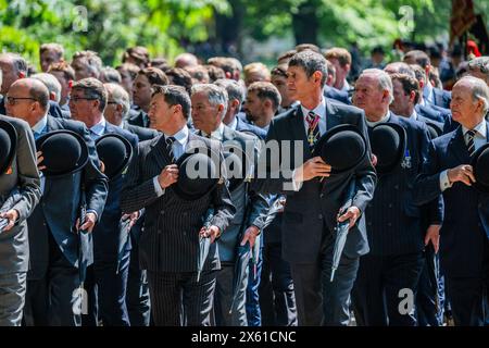 Londra, Regno Unito. 12 maggio 2024. Il Principe Edoardo il Duca di Edimburgo prende il saluto e partecipa alla Centenary Combined Cavalry Old Comrades Association Parade a Hyde Park. Diverse migliaia di truppe di cavalleria, veterani e cadetti marciano con bande militari oltre il George and Dragon Cavalry Memorial seguito da un servizio e una deposizione di corona. La maggior parte non è in uniforme, invece indossa abiti e cravatte reggimentali, con gli ufficiali in cappelli da bowler e con gli ombrelli a pelliccia. Crediti: Guy Bell/Alamy Live News Foto Stock