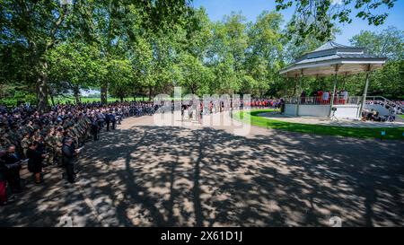 Londra, Regno Unito. 12 maggio 2024. Il Principe Edoardo il Duca di Edimburgo prende il saluto e partecipa alla Centenary Combined Cavalry Old Comrades Association Parade a Hyde Park. Diverse migliaia di truppe di cavalleria, veterani e cadetti marciano con bande militari oltre il George and Dragon Cavalry Memorial seguito da un servizio e una deposizione di corona. La maggior parte non è in uniforme, invece indossa abiti e cravatte reggimentali, con gli ufficiali in cappelli da bowler e con gli ombrelli a pelliccia. Crediti: Guy Bell/Alamy Live News Foto Stock