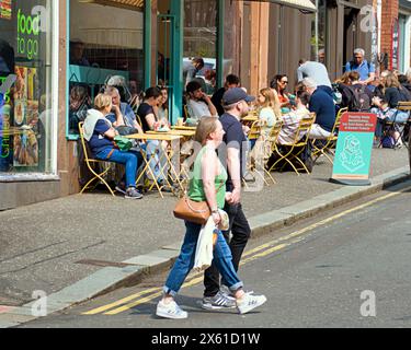 Glasgow, Scozia, Regno Unito. 12 maggio 2024: Regno Unito Meteo: Soleggiato per la gente del posto e per i turisti nel centro della città con l'innalzamento delle temperature ai livelli estivi. Credit Gerard Ferry/Alamy Live News Foto Stock