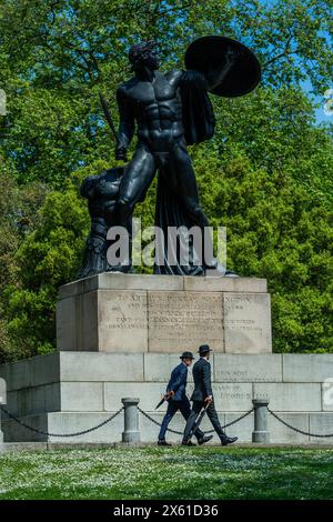 Londra, Regno Unito. 12 maggio 2024. Il Principe Edoardo il Duca di Edimburgo prende il saluto e partecipa alla Centenary Combined Cavalry Old Comrades Association Parade a Hyde Park. Diverse migliaia di truppe di cavalleria, veterani e cadetti marciano con bande militari oltre il George and Dragon Cavalry Memorial seguito da un servizio e una deposizione di corona. La maggior parte non è in uniforme, invece indossa abiti e cravatte reggimentali, con gli ufficiali in cappelli da bowler e con gli ombrelli a pelliccia. Crediti: Guy Bell/Alamy Live News Foto Stock