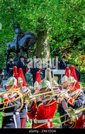 Londra, Regno Unito. 12 maggio 2024. Il Principe Edoardo il Duca di Edimburgo (nella foto) prende il saluto e partecipa alla Centenary Combined Cavalry Old Comrades Association Parade a Hyde Park. Diverse migliaia di truppe di cavalleria, veterani e cadetti marciano con bande militari oltre il George and Dragon Cavalry Memorial seguito da un servizio e una deposizione di corona. La maggior parte non è in uniforme, invece indossa abiti e cravatte reggimentali, con gli ufficiali in cappelli da bowler e con gli ombrelli a pelliccia. Crediti: Guy Bell/Alamy Live News Foto Stock