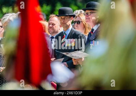 Londra, Regno Unito. 12 maggio 2024. Il Principe Edoardo il Duca di Edimburgo (nella foto) prende il saluto e partecipa alla Centenary Combined Cavalry Old Comrades Association Parade a Hyde Park. Diverse migliaia di truppe di cavalleria, veterani e cadetti marciano con bande militari oltre il George and Dragon Cavalry Memorial seguito da un servizio e una deposizione di corona. La maggior parte non è in uniforme, invece indossa abiti e cravatte reggimentali, con gli ufficiali in cappelli da bowler e con gli ombrelli a pelliccia. Crediti: Guy Bell/Alamy Live News Foto Stock