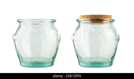 Due vasetti di vetro vuoti, utensili da cucina. Isolato su sfondo bianco. Il file contiene il percorso di ritaglio Foto Stock