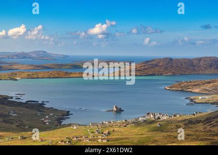 La vista a sud di Castlebay e Vatersay a Mingulay da Heaval sull'isola di barra. Foto Stock