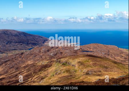 Guardando verso ovest dalla cima di Heaval sull'isola Ebridea esterna di barra. Foto Stock