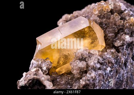 Calcite gialla su matrice, dal belgio. sfondo texture dettagli macro-fotografia. primo piano di pietre preziose semi-preziose grezze non lucidate Foto Stock