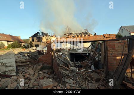 Non esclusiva: CHARKIV, UCRAINA - 10 MAGGIO 2024 - il fumo sorge sulle rovine dopo un attacco missilistico russo, Charkiv, Ucraina nord-orientale. In prossimità Foto Stock