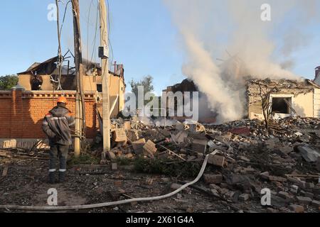 Non esclusiva: KHARKIV, UCRAINA - 10 MAGGIO 2024 - un elettricista guarda i danni causati da un attacco missilistico russo, Kharkiv, Ucraina nord-orientale. Foto Stock