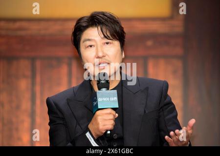 Song Kang-ho, 8 maggio 2024: L'attore coreano Song Kang-ho partecipa a una conferenza stampa della serie Disney originale 'zio Samsik' a Seoul, Corea del Sud. Il prossimo dramma d'epoca racconta la storia della Corea del dopoguerra negli anni '1960, dove il sogno ultimo è quello di costruire la Corea in un paese industrializzato dove le persone possono consumare tre pasti adeguati ogni giorno. La serie sarà presentata in anteprima con i suoi primi cinque episodi il 15 maggio. Crediti: Lee Jae-won/AFLO/Alamy Live News Foto Stock
