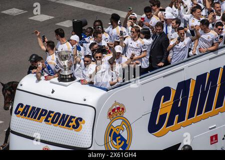 Madrid, Spagna. 12 maggio 2024. Giocatori del Real Madrid festeggiano in piazza Cibeles il titolo del campionato 36 della stagione 2023-2024. Crediti: Marcos del Mazo/Alamy Live News Foto Stock