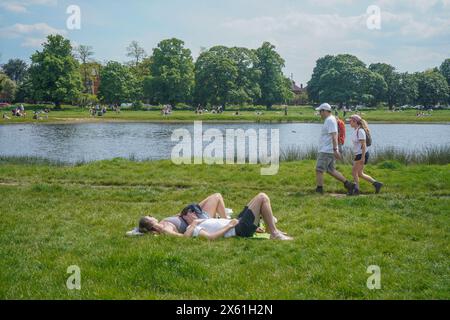 Wimbledon, Londra, Regno Unito. 12 maggio 2024. Gente che si rilassa al sole primaverile a Wimbledon Common, a sud-ovest di Londra. Si prevede che oggi sia il giorno più caldo dell'anno finora con tempie che raggiungono il picco di 27C.r. Crediti: amer ghazzal/Alamy Live News Foto Stock