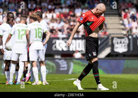 Nijmegen, Paesi Bassi. 12 maggio 2024. Nijmegen - Bram Nuytinck del NEC Nijmegen lascia il campo con un cartellino rosso durante l'incontro Eredivisie tra NEC e Feyenoord a Goffertstadion il 12 maggio 2024 a Nijmegen, nei Paesi Bassi. Credito: Foto Box to Box/Alamy Live News Foto Stock