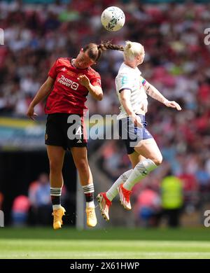 Maya le Tissier del Manchester United e Bethany England (destra) del Tottenham Hotspur si battono per il pallone durante la finale di Adobe Women's fa Cup allo stadio di Wembley, Londra. Data foto: Domenica 12 maggio 2024. Foto Stock