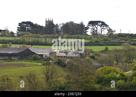 Pennant Farm con Treliights Village e Chiesa sullo sfondo Port Issac Cornovaglia Inghilterra uk Foto Stock