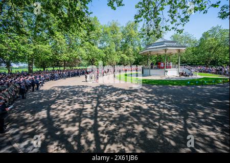 Londra, Regno Unito. 12 maggio 2024. Il Principe Edoardo il Duca di Edimburgo prende il saluto e partecipa alla Centenary Combined Cavalry Old Comrades Association Parade a Hyde Park. Diverse migliaia di truppe di cavalleria, veterani e cadetti marciano con bande militari oltre il George and Dragon Cavalry Memorial seguito da un servizio e una deposizione di corona. La maggior parte non è in uniforme, invece indossa abiti e cravatte reggimentali, con gli ufficiali in cappelli da bowler e con gli ombrelli a pelliccia. Crediti: Guy Bell/Alamy Live News Foto Stock