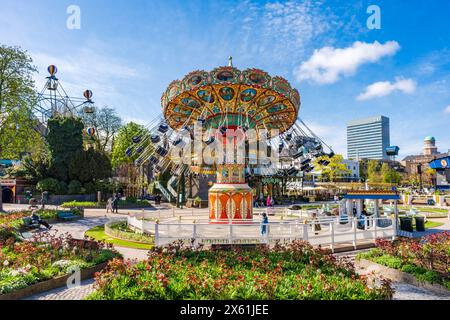 COPENAGHEN, DANIMARCA - 15 APRILE 2024: I Giardini di Tivoli a Copenaghen sono il secondo parco divertimenti più antico del mondo, risalente al XIX secolo Foto Stock