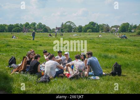 Wimbledon, Londra, Regno Unito. 12 maggio 2024. Gente che si rilassa al sole primaverile a Wimbledon Common, a sud-ovest di Londra. Si prevede che oggi sia il giorno più caldo dell'anno finora con temperature che raggiungono i 27C.. Crediti: amer ghazzal/Alamy Live News Foto Stock