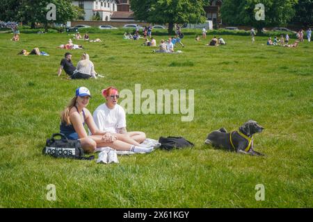 Wimbledon, Londra, Regno Unito. 12 maggio 2024. Gente che si rilassa al sole primaverile a Wimbledon Common, a sud-ovest di Londra. Si prevede che oggi sia il giorno più caldo dell'anno finora con temperature che raggiungono i 27C.. Crediti: amer ghazzal/Alamy Live News Foto Stock