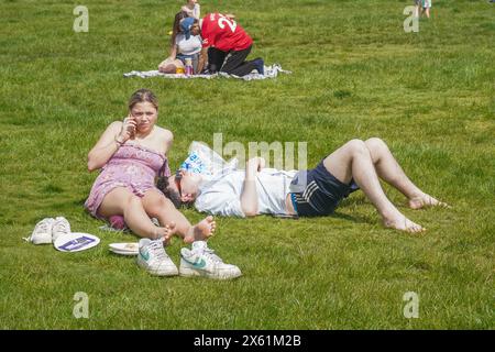 Wimbledon, Londra, Regno Unito. 12 maggio 2024. Gente che si rilassa al sole primaverile a Wimbledon Common, a sud-ovest di Londra. Si prevede che oggi sia il giorno più caldo dell'anno finora con temperature che raggiungono i 27C.. Crediti: amer ghazzal/Alamy Live News Foto Stock