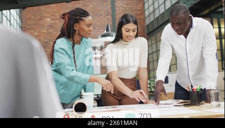 Immagine di numeri, icone nelle barre di notifica, colleghi diversi che discutono del progetto in ufficio Foto Stock