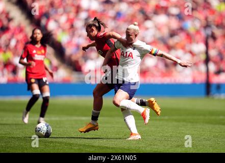 Maya le Tissier del Manchester United e Bethany England (destra) del Tottenham Hotspur si battono per il pallone durante la finale di Adobe Women's fa Cup allo stadio di Wembley, Londra. Data foto: Domenica 12 maggio 2024. Foto Stock