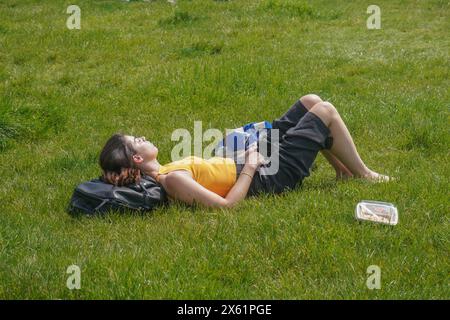 Wimbledon, Londra, Regno Unito. 12 maggio 2024. Una donna che prende il sole a Wimbledon Common, a sud-ovest di Londra. Si prevede che oggi sia il giorno più caldo dell'anno finora con temperature che raggiungono i 27C.. Crediti: amer ghazzal/Alamy Live News Foto Stock