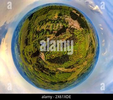 DATA DI REGISTRAZIONE NON INDICATA Luftbild, Waldgebiet mit Waldschäden, Grubenfeld Grubengelände Littfeld, Erdkugel, Fisheye Aufnahme, Fischaugen Aufnahme, 360 Grad Aufnahme, piccolo mondo, piccolo pianeta, fisheye Bild, Littfeld, Kreuztal, Nordrhein-Westfalen, Deutschland ACHTUNGxMINDESTHONORARx60xEURO *** Vista aerea, area boschiva con danni forestali, area fossa di Littfeld, globo terrestre, immagine fisheye, immagine a 360 gradi, mondo minuscolo, Little Planet, fisheye image, Littfeld, Kreuztal, Renania settentrionale-Vestfalia, Germania ACHTUNGxMINDESTHONORARx60xEURO Foto Stock