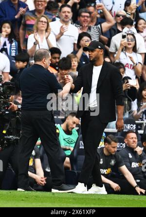 Londra, Regno Unito. 11 maggio 2024. Vincent Kompany, il Burnley Manager (a destra) e Ange Postecoglou, manager del Tottenham Hotspur (a sinistra) al fischio finale. Partita di Premier League, Tottenham Hotspur contro Burnley allo stadio Tottenham Hotspur di Londra sabato 11 maggio 2024. Questa immagine può essere utilizzata solo per scopi editoriali. Foto per uso editoriale di Sandra Mailer/Andrew Orchard fotografia sportiva/Alamy Live news Credit: Andrew Orchard fotografia sportiva/Alamy Live News Foto Stock