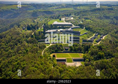 Luftbild, Vogelsang IP Gebäudekomplex und historisches Museum auf dem Berg Erpenscheid, unter Denkmalschutz stehende ehemalige NS-Ordensburg Vogelsang, Waldgebiet Nordeifel Nationalpark Eifel, Morsbach, Schleiden, Nordrhein-Westfalen, Deutschland area forestale Nordeifel National Park Eifel, Morsbach, Schleiden, Renania settentrionale-Vestfalia, Germania ATTENTIONxMINDESTHONORARx60xEURO Foto Stock