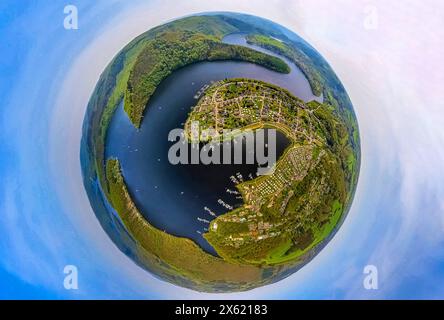 DATA DI REGISTRAZIONE NON INDICATA Luftbild, Erdkugel, Fisheye Aufnahme, Fischaugen Aufnahme, 360 Grad Aufnahme, Tiny World, Little Planet, Fisheye Bild, Campingplatz Woffelsbach und Wohngebiet Ortsteil Woffelsbach, Fluss Rur und Rursee, Bootsanlegestellen, Nordeifel Nationalpark Eifel, Woffelsbach, Simmerath, Nordrhein-Westfalen, Deutschland ACHTUNGxMINDESTHONORARx60xEURO *** Vista aerea, globo terrestre, immagine fisheye, immagine a 360 gradi, mondo minuscolo, piccolo pianeta, immagine fisheye, campeggio Woffelsbach e quartiere residenziale Woffelsbach, fiume Rur e Rursee, attracchi per barche, Nordeifel National Park ei Foto Stock