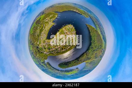 DATA DI REGISTRAZIONE NON INDICATA Luftbild, Erdkugel, Fisheye Aufnahme, Fischaugen Aufnahme, 360 Grad Aufnahme, Tiny World, Little Planet, Fisheye Bild, Campingplatz Woffelsbach und Wohngebiet Ortsteil Woffelsbach, Fluss Rur und Rursee, Bootsanlegestellen, Nordeifel Nationalpark Eifel, Woffelsbach, Simmerath, Nordrhein-Westfalen, Deutschland ACHTUNGxMINDESTHONORARx60xEURO *** Vista aerea, globo terrestre, immagine fisheye, immagine a 360 gradi, mondo minuscolo, piccolo pianeta, immagine fisheye, campeggio Woffelsbach e quartiere residenziale Woffelsbach, fiume Rur e Rursee, attracchi per barche, Nordeifel National Park ei Foto Stock