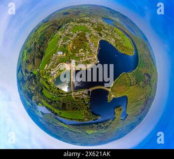 DATA DI REGISTRAZIONE NON INDICATA Luftbild, Erdkugel, Fisheye Aufnahme, Fischaugen Aufnahme, 360 Grad Aufnahme, Tiny World, Little Planet, fisheye Bild, Fluss Rur und Rurtalsperre, Paulushofdamm - Rursee/Obersee und Stauanlage Eiserbach/Rursee, Wohnort Rurberg, Nordeifel Nationalpark Eifel, Rurberg, Simmerath, Nordrhein-Westfalen, Deutschland ACHTUNGxMINDESTHONORARx60xEURO *** Vista aerea, globo terrestre, immagine fisheye, immagine a 360 gradi, mondo minuscolo, piccolo pianeta, immagine fisheye, fiume Rur e diga Rur, Paulushofdamm Rursee Obersee e diga Eiserbach Rursee, residenza Rurberg, Nordeifel National Park Eifel, Ru Foto Stock