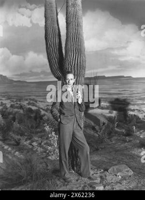 A Publicity Portrait of British Actor LESLIE HOWARD nel ruolo di Alan Squier in THE PETRIFIED FOREST 1936 regista ARCHIE MAYO dalla commedia di ROBERT E. SHERWOOD Art Direction JOHN HUGHES foto di BERT LONGWORTH Warner Brothers Foto Stock