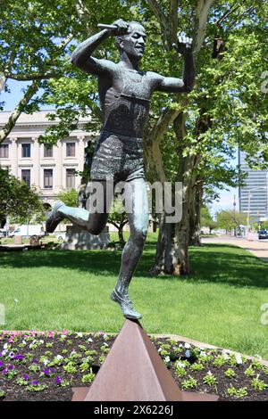 Scultura di William McVey di Jesse Owens, campione olimpico nel 1936, nel centro di Cleveland nel maggio 2024 Foto Stock