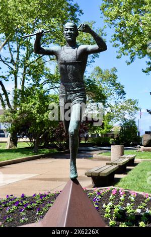 Scultura di William McVey di Jesse Owens, campione olimpico nel 1936, nel centro di Cleveland nel maggio 2024 Foto Stock