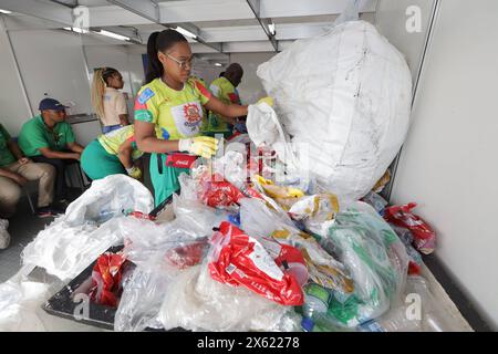 Impianto di riciclaggio dei rifiuti salvador, bahia, brasile - 11 febbraio 2024: Lavoratore in un centro di riciclaggio dei rifiuti provenienti dal carnevale di Salvador. SALVADOR BAHIA BRASILE Copyright: XJoaxSouzax 110124JOA4313493 Foto Stock