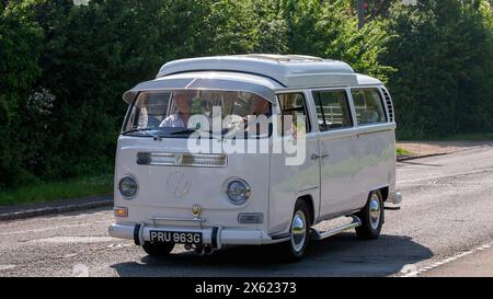 Stoke Goldington, Regno Unito - 12 maggio 2024:1969 Volkswagen camper Van che guida su una strada britannica Foto Stock