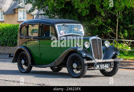 Stoke Goldington, Regno Unito - 12 maggio 2024: 1936 Morris auto d'epoca che guida su una strada britannica Foto Stock